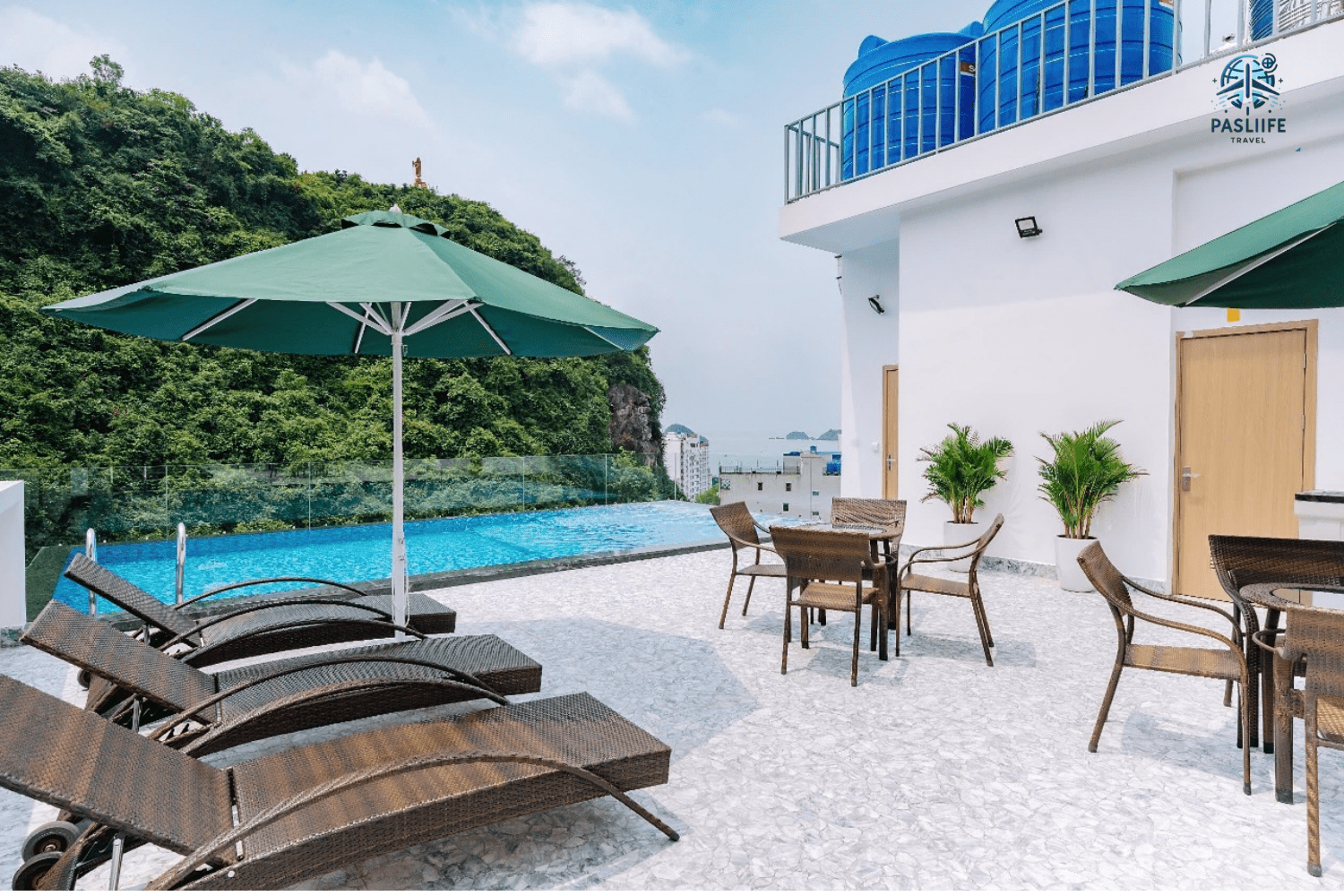 Bể bơi trên tần thượng của khách sạn 3 Sand Hotel