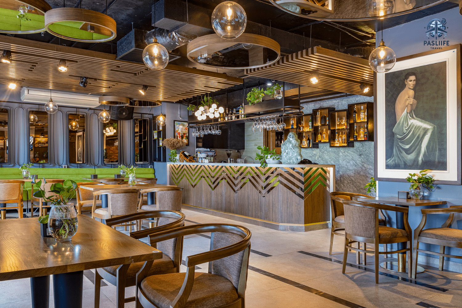 Quầy bar được thiết kể sang trọng và độc đáo tại khách sạn Paradise Cát Bà