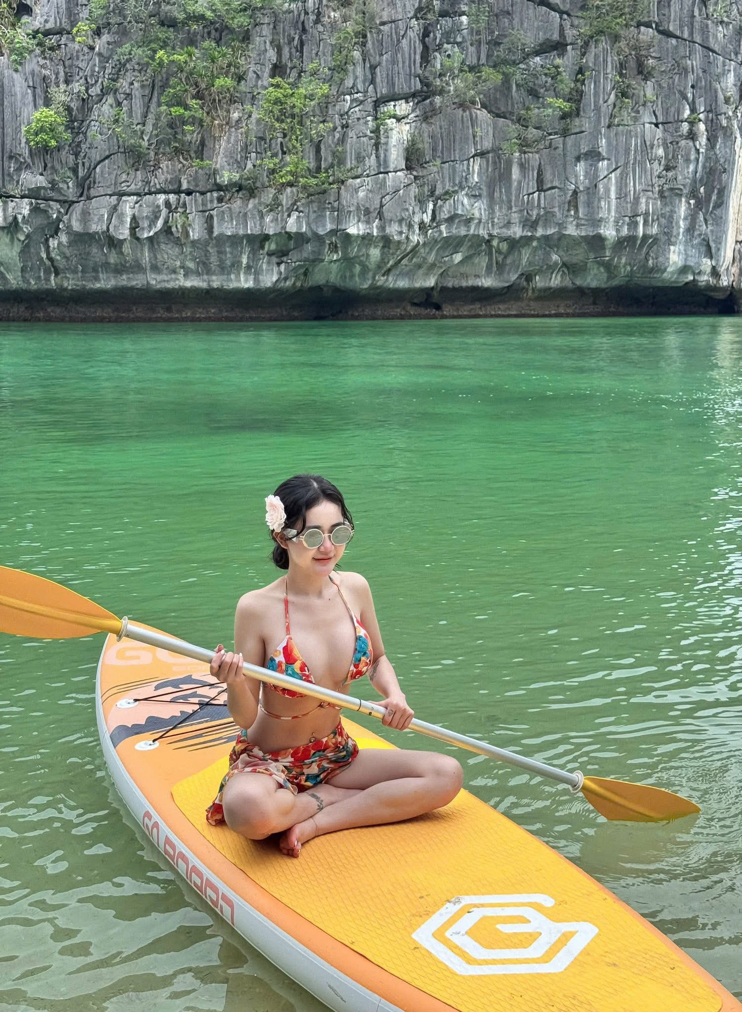 Chèo thuyên Kayak là hoạt động nên thử khi đến với Vịnh Lan Hạ
