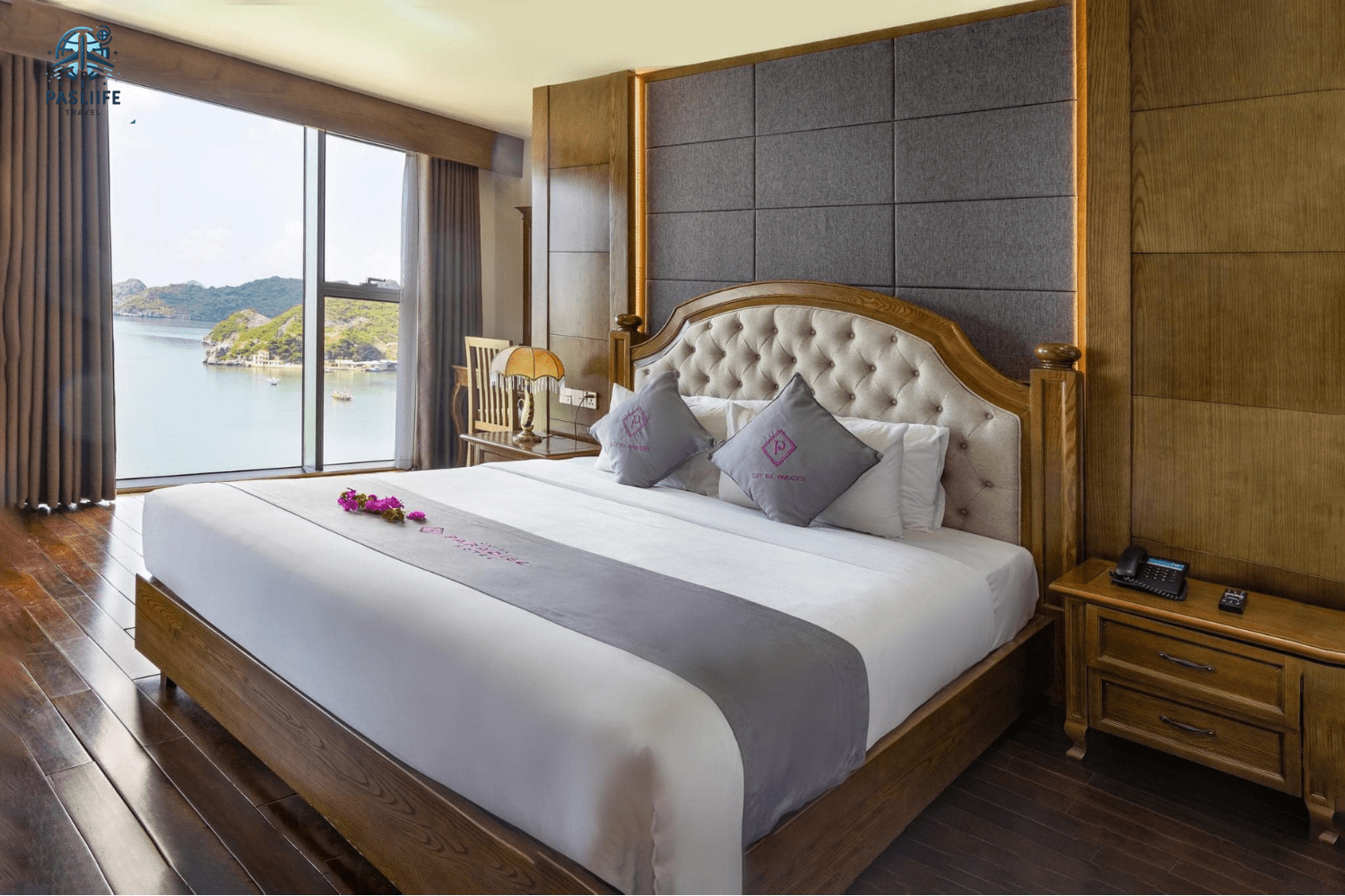 Phòng ngủ 1 giường có view biển cực chill tại khách sạn Paradise Cát Bà