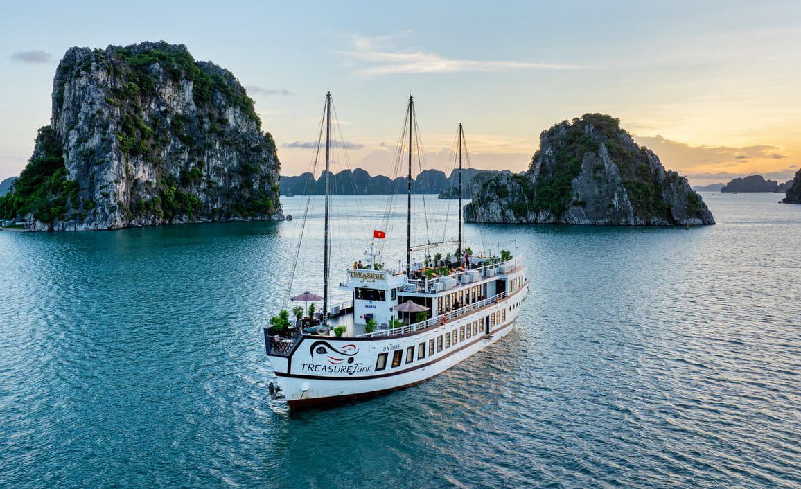 Tàu tham quan vịnh lan hạ